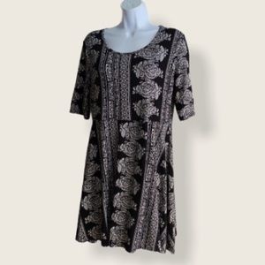 💜 $10 Sale 💜 Black & White Fit & Flare Dress… Size Large!!!